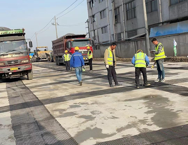 七坊镇老材料的新故事：玻璃纤维土工格栅如何在‘白改黑’浪潮中重获新生？